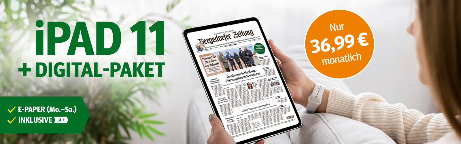 Eine Frau sitzt auf einem Sofa und hält ein iPad 11, das das digitale Zeitungsangebot für nur 36,99 Euro monatlich zeigt.