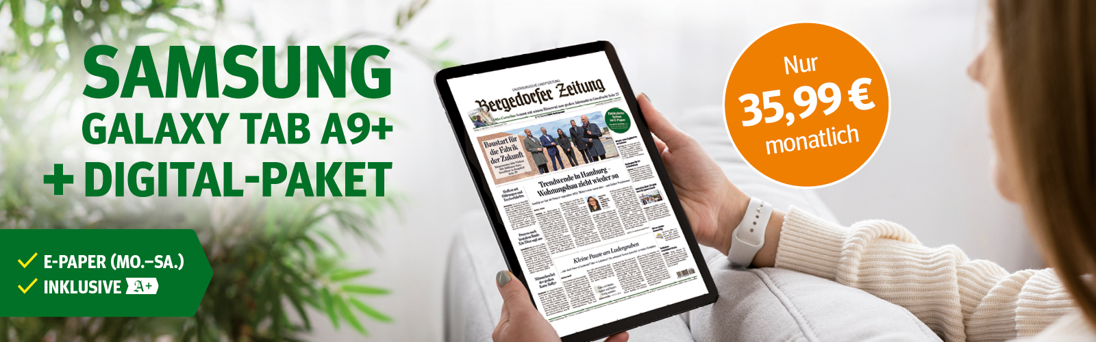 Eine Frau sitzt auf einem Sofa und hält ein Samsung Galaxy Tablet, das das digitale Zeitungsangebot für nur 35,99 Euro monatlich zeigt.