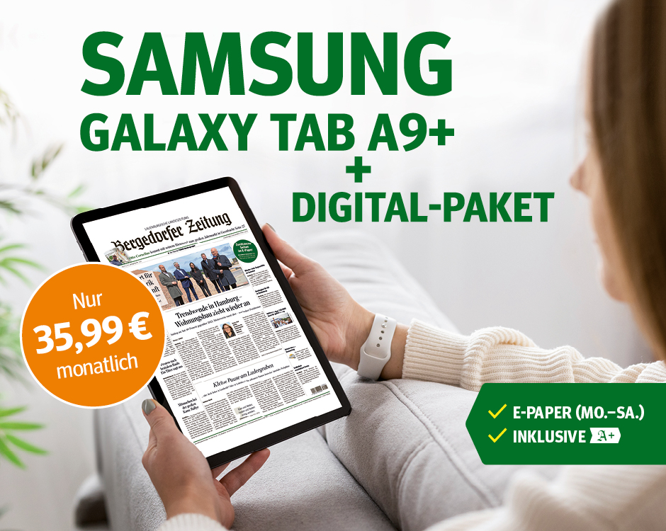 Eine Frau sitzt auf einem Sofa und hält ein Samsung Galaxy Tablet, das das digitale Zeitungsangebot für nur 35,99 Euro monatlich zeigt.