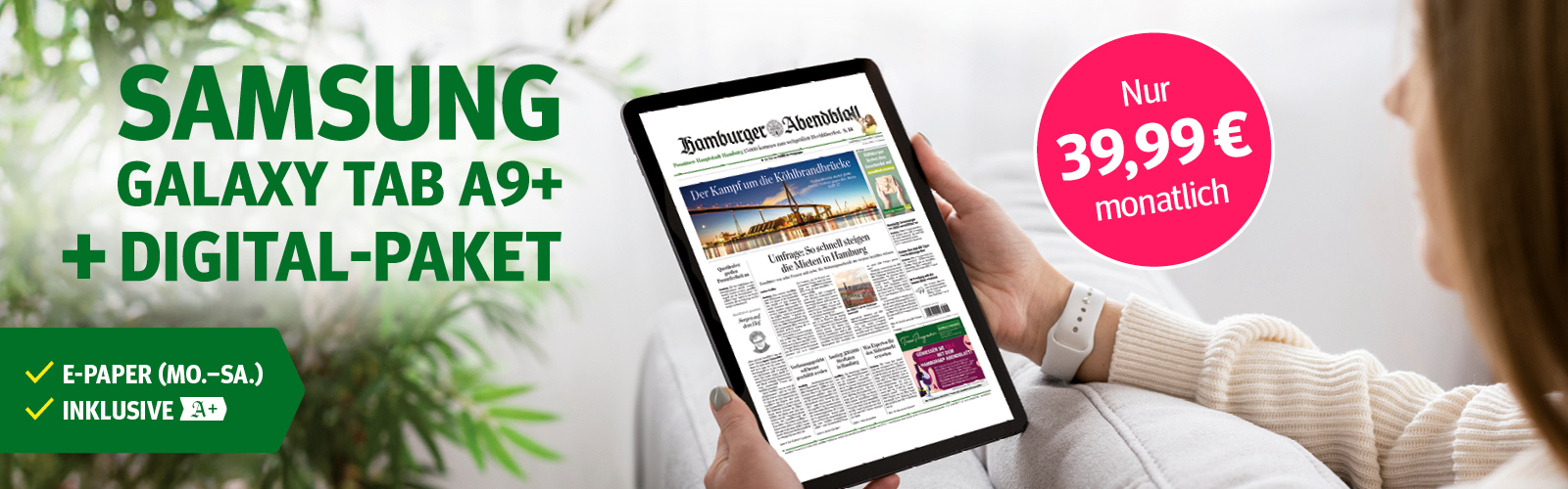 Eine Frau sitzt auf einem Sofa und hält ein Samsung Galaxy Tablet, das das digitale Zeitungsangebot für nur 39,99 Euro monatlich zeigt.
