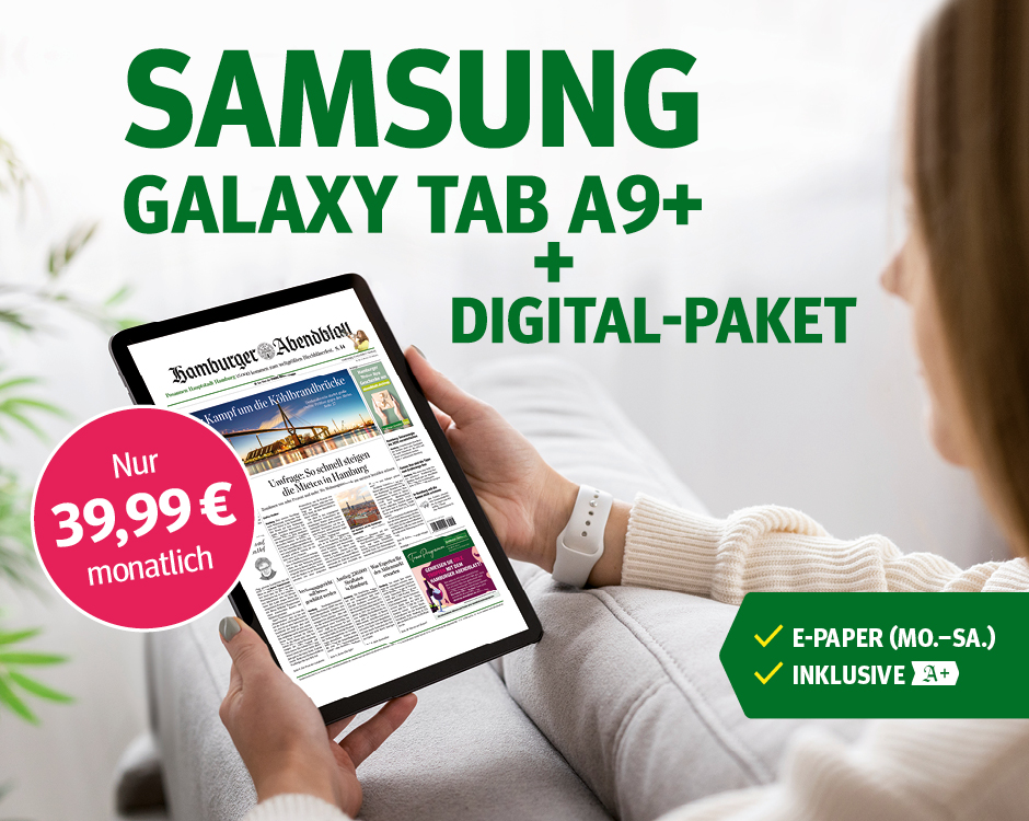 Eine Frau sitzt auf einem Sofa und hält ein Samsung Galaxy Tablet, das das digitale Zeitungsangebot für nur 39,99 Euro monatlich zeigt.